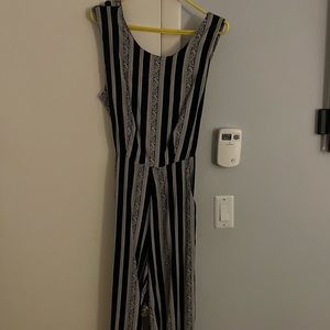 Dress jumpsuit. Black and cream. Lightly worn. Size medium from Francesca’s.